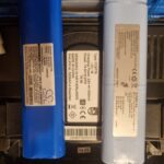 Bateria oryginalna (jasnoniebieska) i nowa (ciemnoniebieska) oraz tabliczka znamionowa odkurzacza sprzątającego Philips SMARTPRO COMPACT ROBOT (FC8776/01)