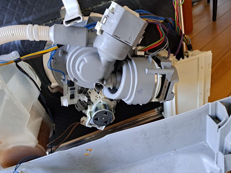 Bardzo głośna praca zmywarki Siemens SN636X03ME/28 - wymiana pompy myjącej z grzałką i turbiną w zmywarce