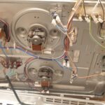 Wymiana uszkodzonych silników wentylatora i termostatów w piekarniku Samsung NV68R5545CB/EO - rozkręcona obudowa