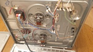 Wymiana uszkodzonych silników wentylatora i termostatów w piekarniku Samsung NV68R5545CB/EO - rozkręcona obudowa