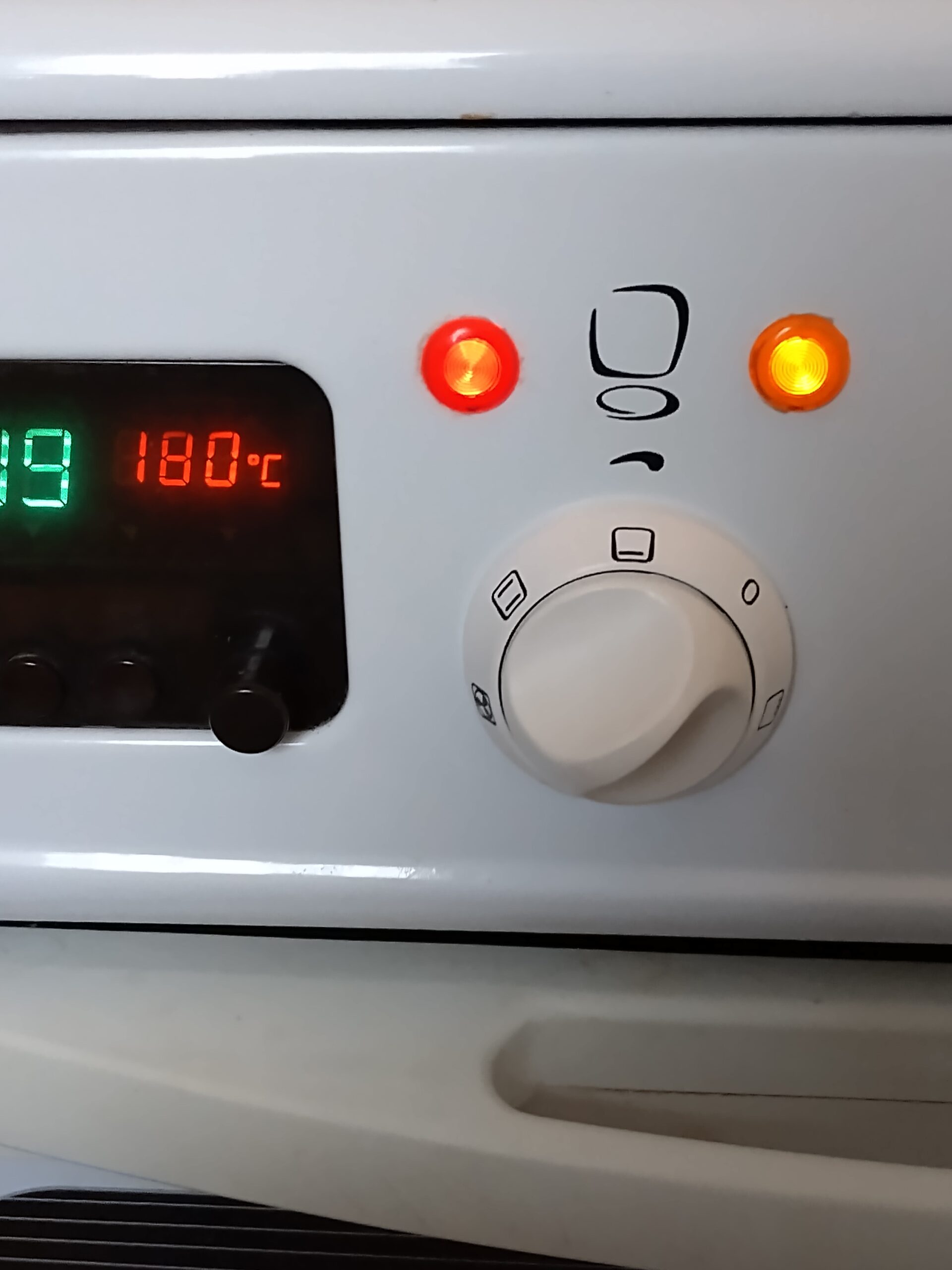 Nowe pokrętło kuchenki gazowo-elektrycznej Mastercook po udanej samodzielnej wymianie