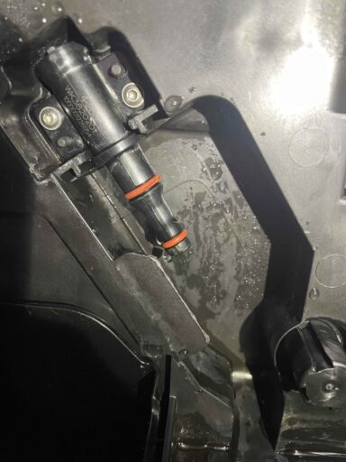 Pod ekspresem Philips EP5446/70 zaczęła się pojawiać czysta woda - naprawiaj, nie wyrzucaj