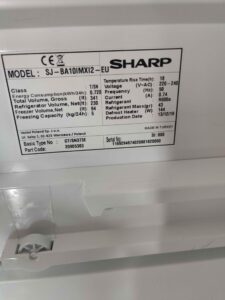 Tabliczka znamionowa lodówki Sharp SJ-BA10IMXI2-EU