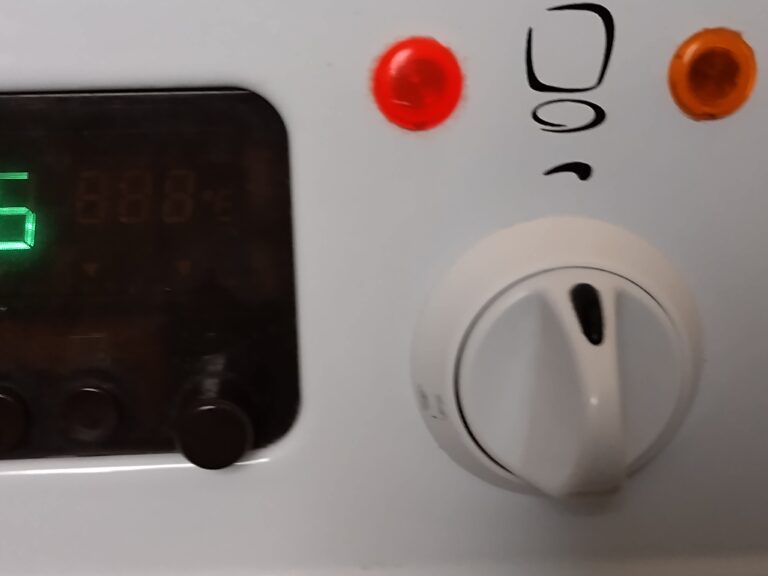 Wytarte symbole na oryginalnym pokrętle kuchenki gazowo-elektrycznej Mastercook - pokrętło wyłączone - diody się nie palą