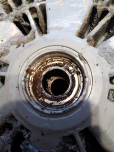 02-łożysko zniszczone przez wodę (uszkodzony zimmering) pralki Electrolux EWS11264SDU
