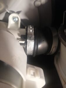 Wymiana pompy myjącej z turbiną w zmywarce Whirlpool WFO 3T121 P X - błąd F15