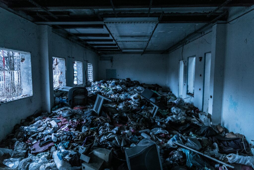 Elektrośmieci zmieszane z innymi odpadami w jednym z opuszczonych budynków