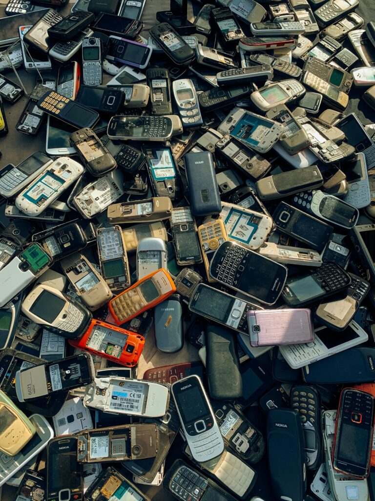Telefony komórkowe na wysypisku śmieci