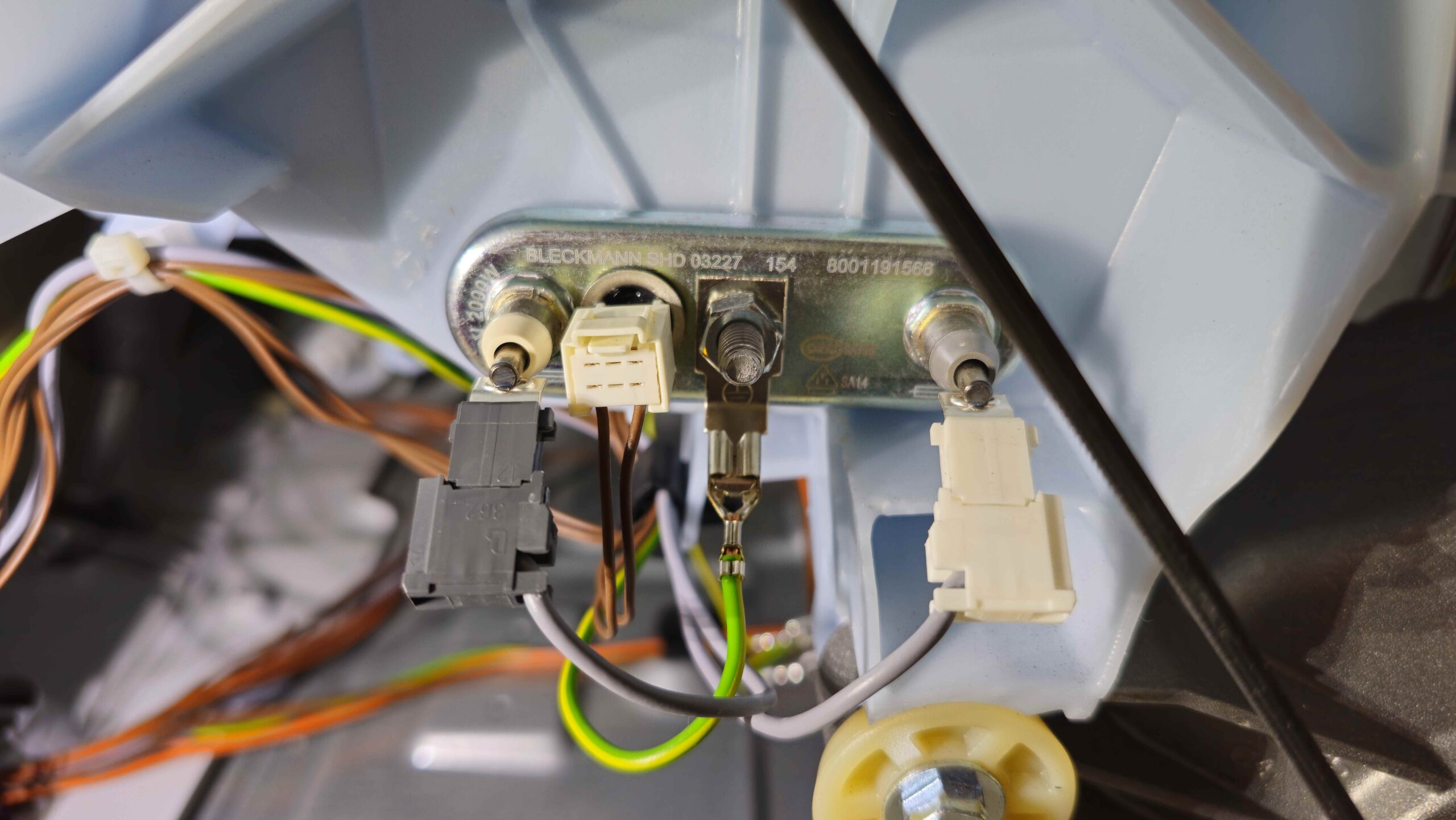 Wymiana uszkodzonej grzałki w pralce Bosch Home Professional WAY24742PL/09 - podczas pracy grzałka powodowała zadziałanie bezpiecznika różnicowoprądowego - wkładamy czujnik temperatury