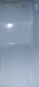 Zbiera się lód na dnie zamrażarki Samsung RB29FERNCSS EF - zdjęcie dna komory zamrażarki