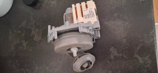 Połamana turbina pompy wody w zmywarce Hotpoint Ariston LFF825EU/HA - naprawiaj, nie wyrzucaj