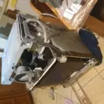 Rozkręcona zmywarka Siemens SN25N888EU/50 podczas naprawy - zalewanie wodą pływaka z czujnikiem pod misą z filtrem
