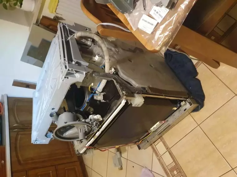 Rozkręcona zmywarka Siemens SN25N888EU/50 podczas naprawy - zalewanie wodą pływaka z czujnikiem pod misą z filtrem