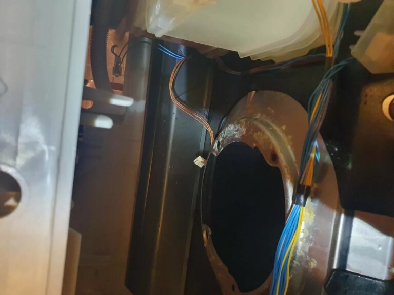 Zalewanie wodą pływaka z czujnikiem pod misą z filtrem w zmywarce Siemens SN25N888EU/50 - Błąd E15