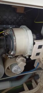 Błąd 15 w zmywarce Whirlpool WIO3T323 - nowa pompa myjąca z turbiną zamontowana w zmywarce