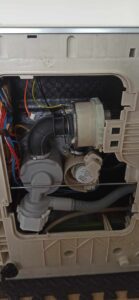 Błąd 15 w zmywarce Whirlpool WIO3T323 - wymiana uszkodzonej pompy myjącej z turbiną