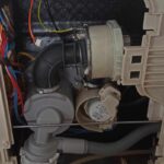 Błąd 15 w zmywarce Whirlpool WIO3T323 - wymiana uszkodzonej pompy myjącej z turbiną