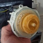 Uszkodzona pompa myjąca z turbiną w zmywarce Whirlpool WIO3T323 - kod błędu 15
