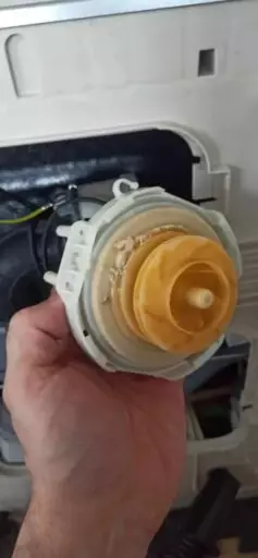 Błąd 15 w zmywarce Whirlpool WIO3T323 - naprawiaj, nie wyrzucaj