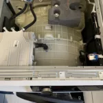 Widok na komorę na proszek w rozkręconej pralce Samsung WW10T504DAE/S6