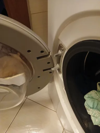 Urwał się górny zawias drzwi w pralce Haier HW70-BP1439N - naprawiaj, nie wyrzucaj