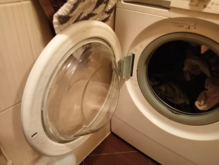Pralka Electrolux EWS11254EDU po udanej wymianie urwanego uchwytu drzwi pralki