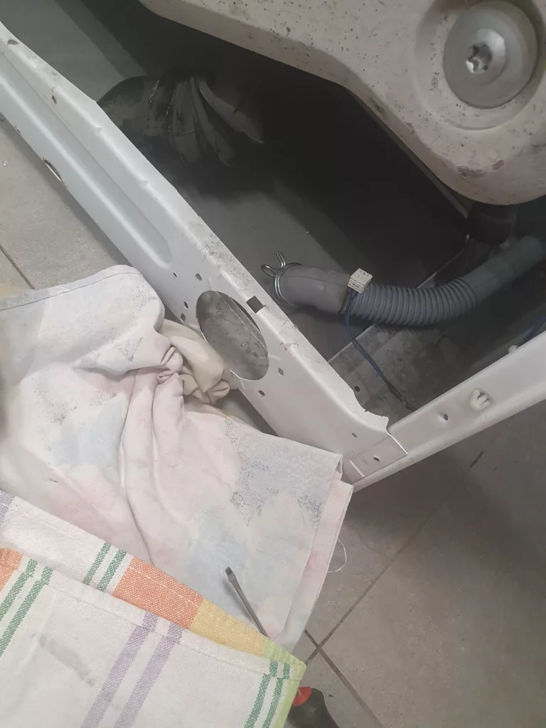Wymiana uszkodzonego elektrozaworu podwójnego i pompy odpływowej w pralce Bauknecht WA PLUS 622 SLIM