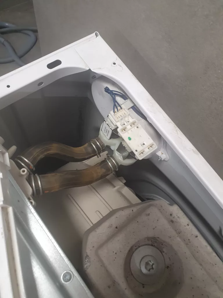 Wymiana uszkodzonego elektrozaworu podwójnego w pralce Bauknecht WA PLUS 622 SLIM