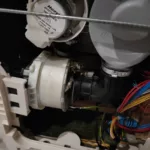 Niedomyte naczynia i błąd o przecieku, którego nie ma - wymiana pompy myjącej w zmywarce Whirlpool WBC 3C26 B