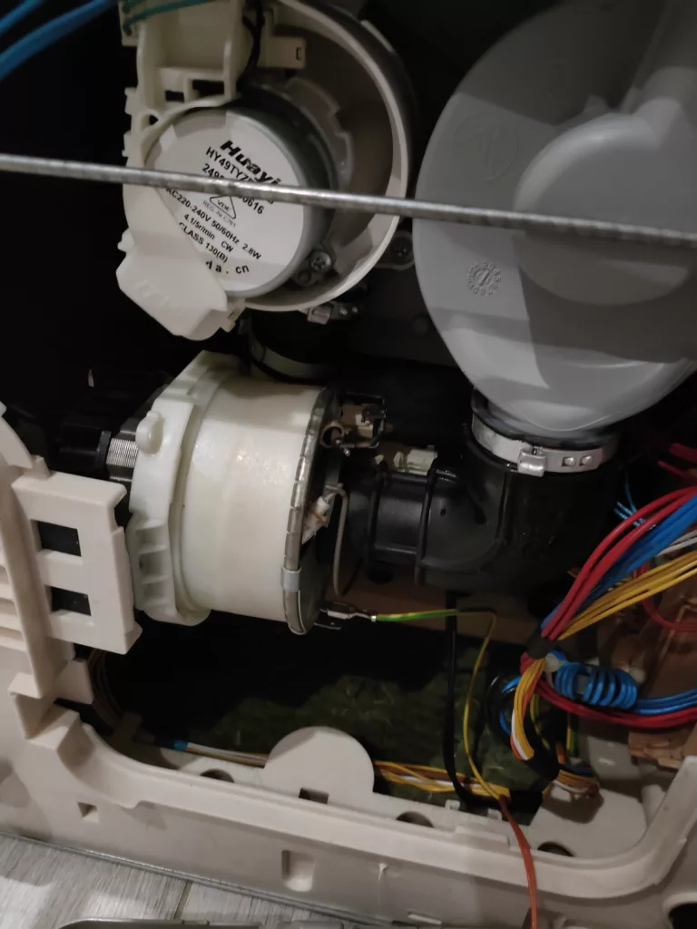 Niedomyte naczynia i błąd o przecieku, którego nie ma - wymiana pompy myjącej w zmywarce Whirlpool WBC 3C26 B