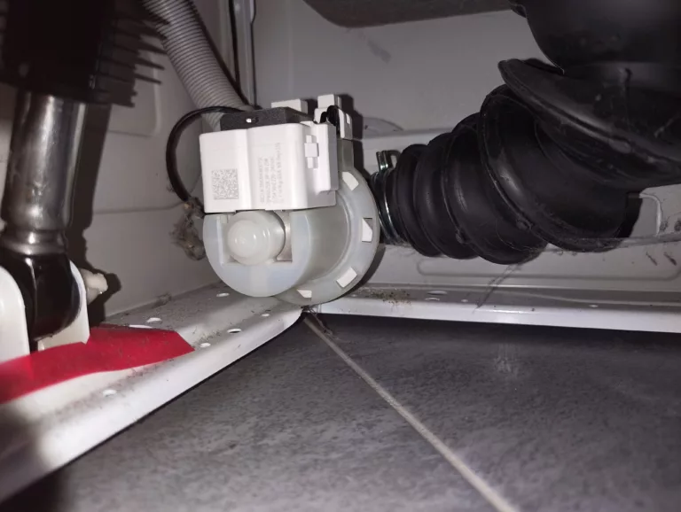 Nowa pompa odpływowa zamontowana w pralce Beko MWTV6633BB, która nie wypompowywała wody