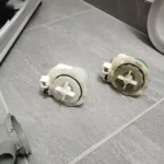 Nowa pompa oraz uszkodzona pompa odpływowa pralki Beko MWTV6633BB