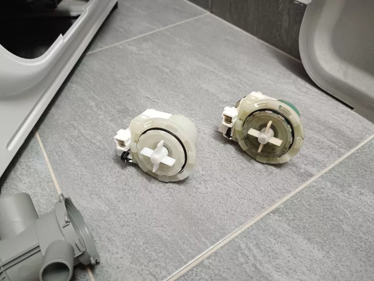 Nowa pompa oraz uszkodzona pompa odpływowa pralki Beko MWTV6633BB