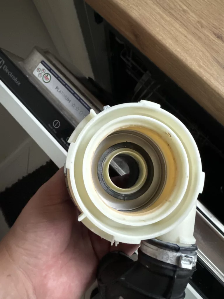 Wymiana grzałki pompy myjącej w zmywarce Electrolux EEM48321L - zmywarka nie grzała wody i nie suszyła naczyń