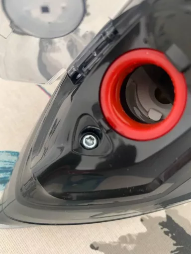 Odkręcamy śrubkę (torx) znajdującą się pod zaślepką, pod klapką do wlewania wody - instrukcja wymiany stopy żelazka Philips PowerLife GC2998/80 - krok 5