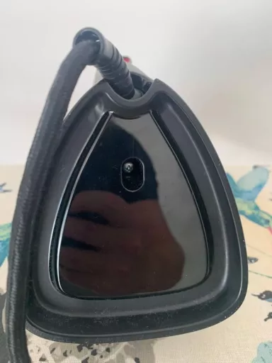 Odkręcamy śrubkę z tyłu obudowy - instrukcja wymiany stopy żelazka Philips PowerLife GC2998/80 - krok 1