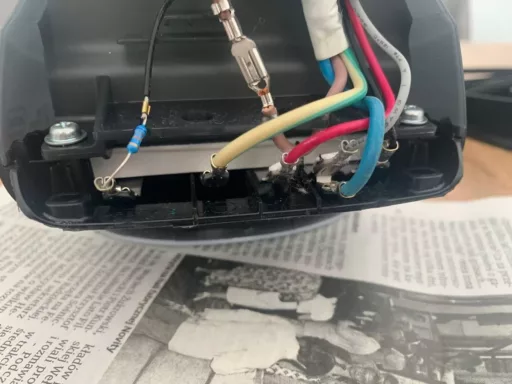 Odłączamy przewody - instrukcja wymiany stopy żelazka Philips PowerLife GC2998/80 - krok 3