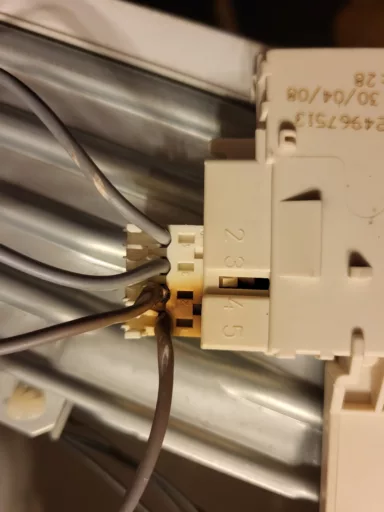 Zwarcie w blokadzie drzwi pralki Electrolux EWS 10410 W - naprawiaj, nie wyrzucaj