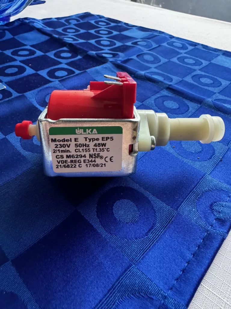 Wymiana uszkodzonej pompy w ekspresie DeLonghi Dedica Style EC 685.M - ekspres przestał puszczać kawę i miał niskie ciśnienie.