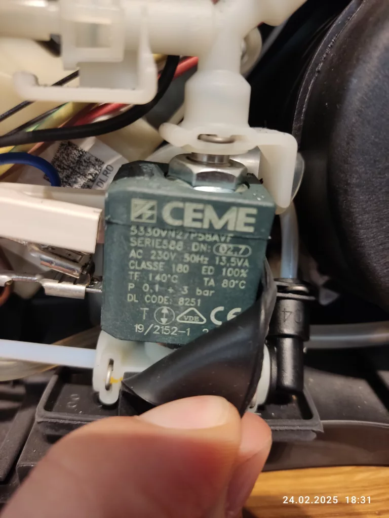 Wymiana elektrozaworu w ekspresie do kawy DeLonghi Eletta Cappuccino Top ECAM 45.760.W