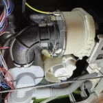 Wymiana uszkodzonej pompy myjącej w zmywarce Whirlpool DWL-DEA701B