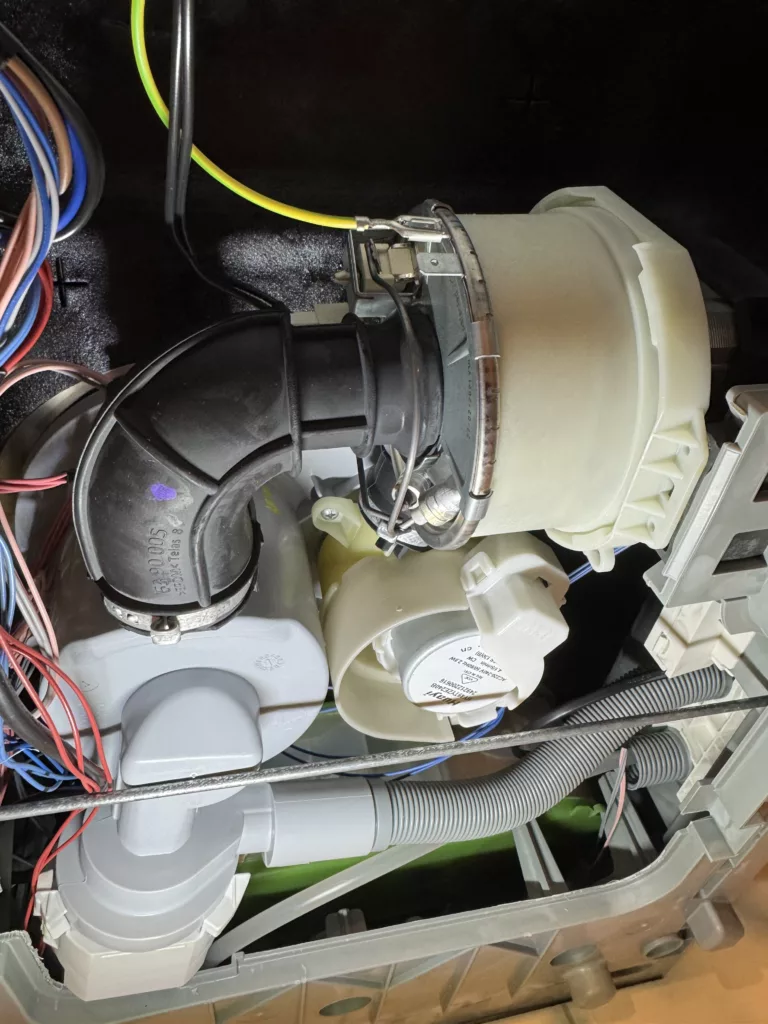 Wymiana uszkodzonej pompy myjącej w zmywarce Whirlpool DWL-DEA701B