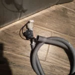 Nakrętka węża dopływowego w zmywarce Hotpoint Ariston HSFO 3T235 WC X nie trzymała szczelności - wymiana węża aquastop w zmywarce