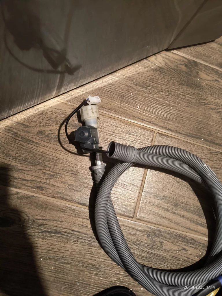 Nakrętka węża dopływowego w zmywarce Hotpoint Ariston HSFO 3T235 WC X nie trzymała szczelności - wymiana węża aquastop w zmywarce