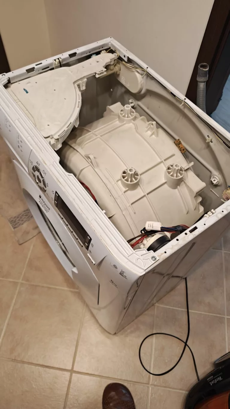 Pralka Hotpoint Ariston ARSD129EU była głośna podczas odprowadzania wody i podczas wirowania - wymiana amortyzatorów i pompy