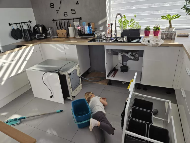Wymiana pompy myjącej w zmywarce Hotpoint Ariston HKIO3C21CW - błąd 15
