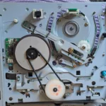 Rozkręcony magnetowid Thomson VTH6210C z widokiem na pasek napędowy