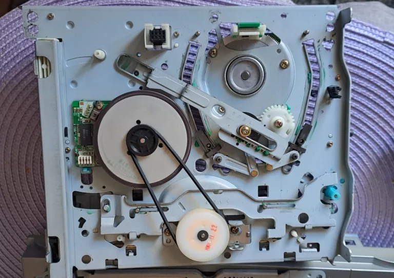 Rozkręcony magnetowid Thomson VTH6210C z widokiem na pasek napędowy