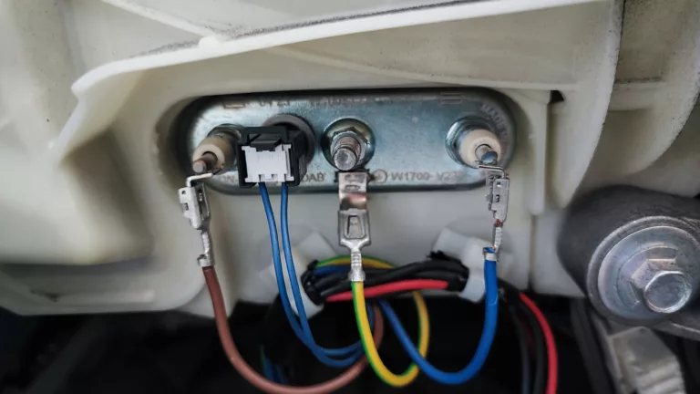 Wymiana grzałki w pralce Indesit XWSE71283WWGGPL - pralka wybija zabezpieczenie