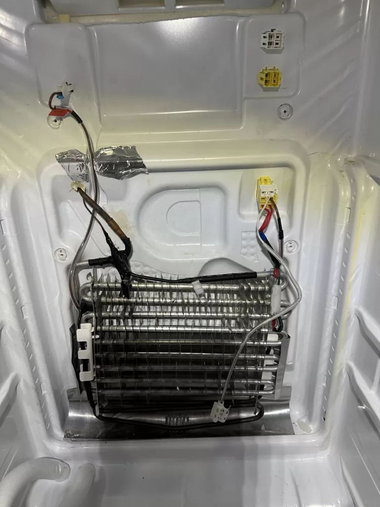 Grzałka parownika w lodówce Samsung RS7567THCSP/EF